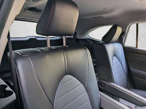 Used 2022 Toyota Highlander XLE image 19