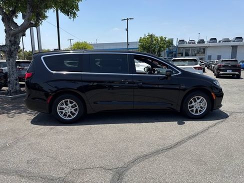 Used 2025 Chrysler Pacifica Select FWD image 6