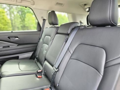 Used 2024 Nissan Pathfinder SL FWD image 28