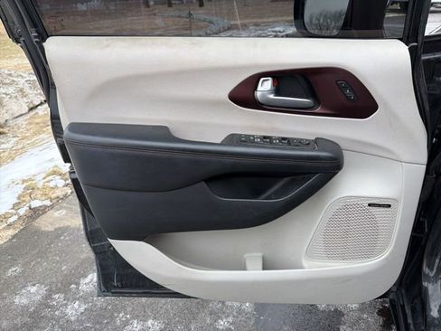 Used 2017 Chrysler Pacifica Limited image 23