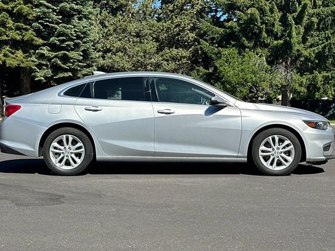 Used 2017 Chevrolet Malibu LT FWD image 3
