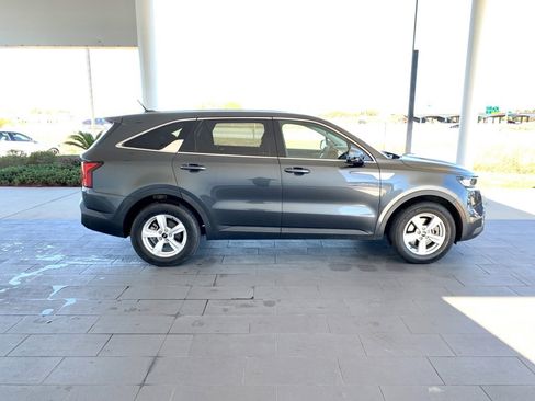 Used 2022 Kia Sorento LX image 4