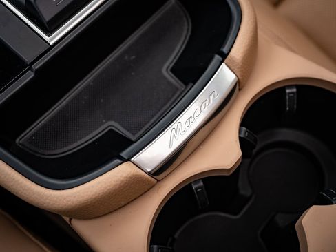 Certified 2024 Porsche Macan image 31