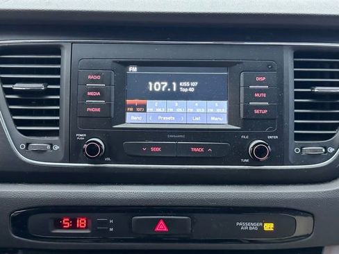 Used 2017 Kia Sedona L image 14