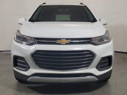 Used 2018 Chevrolet Trax LT w/ LT Convenience Package image 2