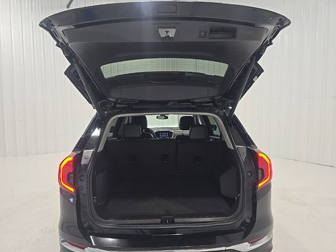 Used 2024 GMC Terrain SLT image 22
