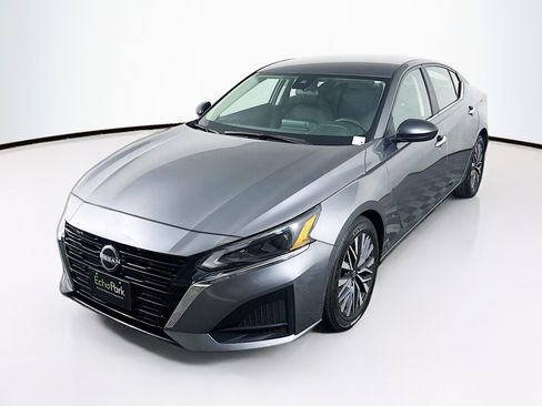 Used 2024 Nissan Altima 2.5 SV FWD image 3