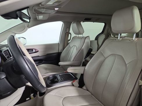 Used 2017 Chrysler Pacifica Limited w/ Advanced Safetytec Group FWD image 13
