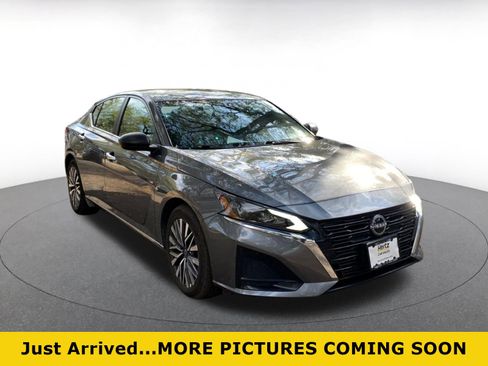 Used 2025 Nissan Altima 2.5 SV image 1