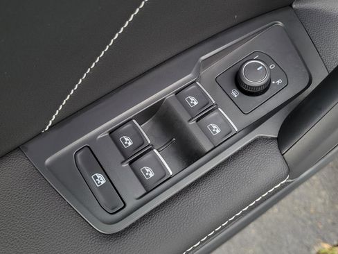 Certified 2023 Volkswagen Tiguan SE w/ Panoramic Sunroof Package image 17