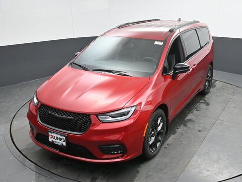New 2026 Chrysler Pacifica Select w/ S Appearance Package FWD image 35