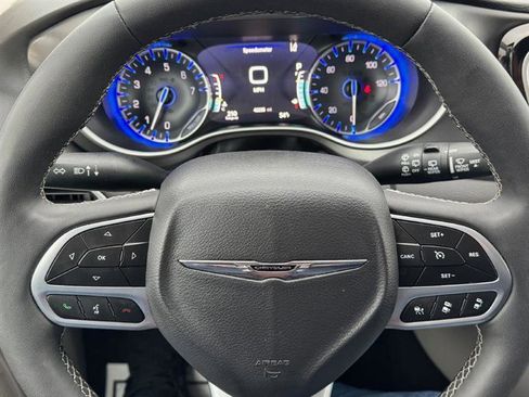 Used 2024 Chrysler Pacifica Touring-L FWD image 14
