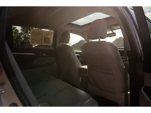 Used 2015 Toyota Highlander XLE AWD/4WD image 17