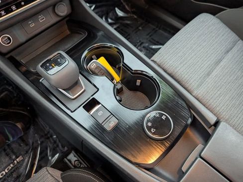 Used 2023 Nissan Rogue SV image 17