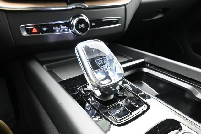 New 2027 Volvo XC60 B5 Plus AWD/4WD image 13