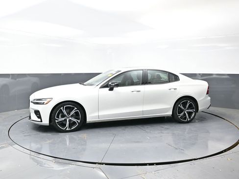 Used 2024 Volvo S60 B5 Core image 10