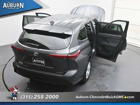 Used 2021 Toyota Highlander LE AWD/4WD image 41