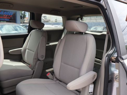 Used 2016 Kia Sedona L FWD image 23