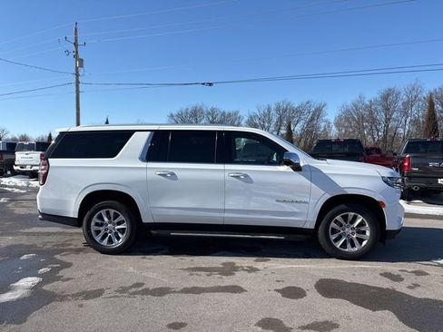 Used 2023 Chevrolet Suburban Premier image 2