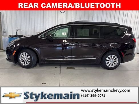 Used 2017 Chrysler Pacifica Touring-L FWD image 2