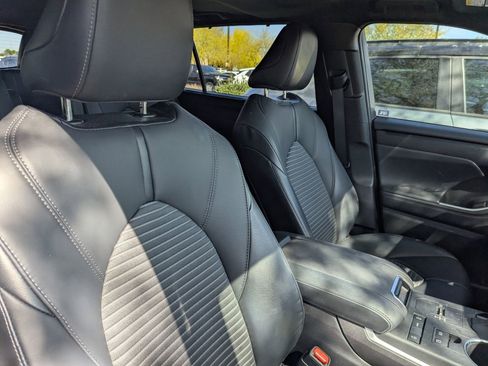 Used 2021 Toyota Highlander XSE image 6