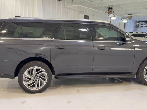 New 2026 Lincoln Navigator L Premier AWD/4WD image 2