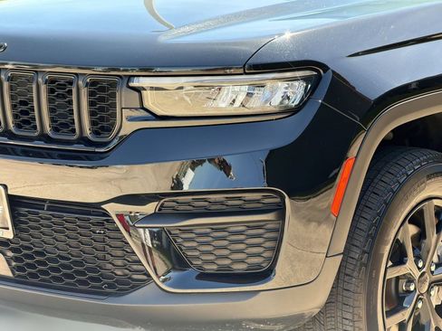 Used 2025 Jeep Grand Cherokee Altitude AWD/4WD image 12