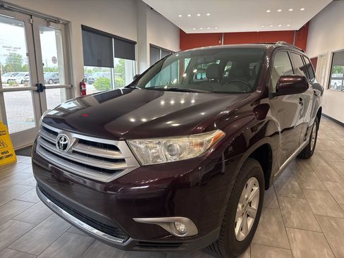 Used 2011 Toyota Highlander SE w/ Tow Pkg FWD image 8