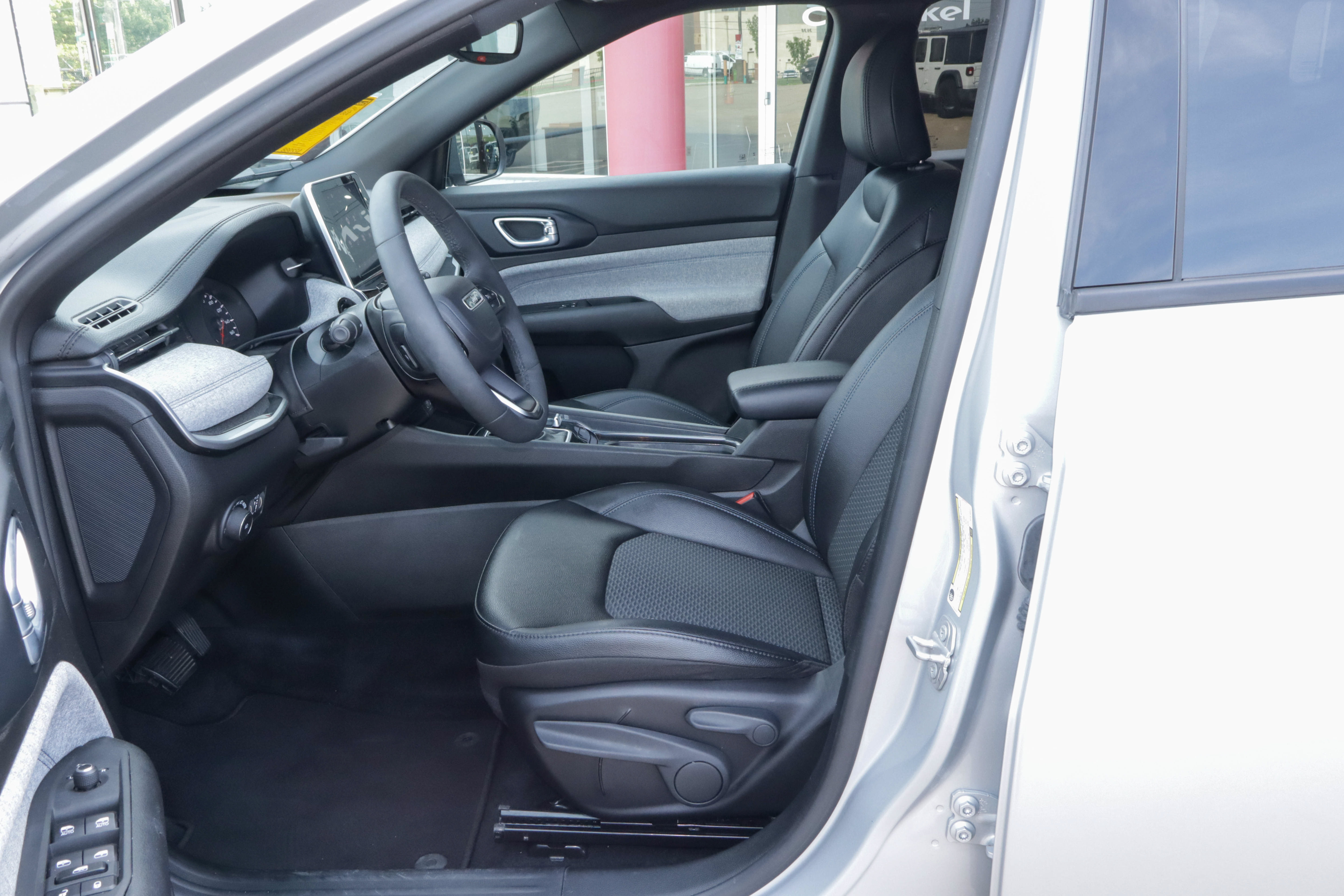 Used 2025 Jeep Compass Latitude AWD/4WD image 7