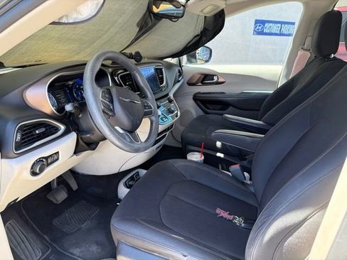 Used 2017 Chrysler Pacifica Touring FWD image 6