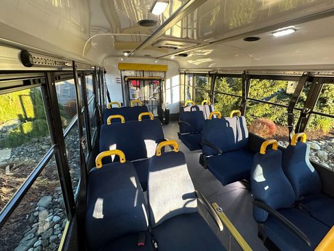 Used 2014 Chevrolet Express 4500 image 6