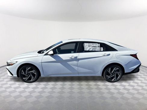 New 2025 Hyundai Elantra SEL image 8