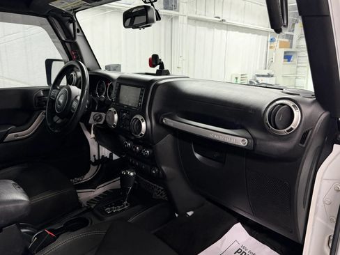 Used 2016 Jeep Wrangler Unlimited Rubicon w/ Connectivity Group AWD/4WD image 10