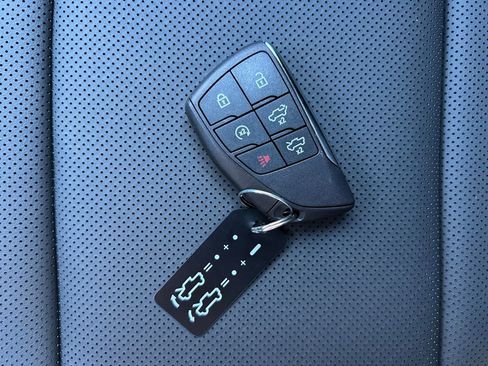 New 2026 GMC Hummer EV 4x4 Crew Cab w/ LPO, Dark Essentials Package image 33