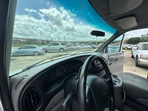 Used 2000 Ford E-350 and Econoline 350 Super Duty RWD image 28