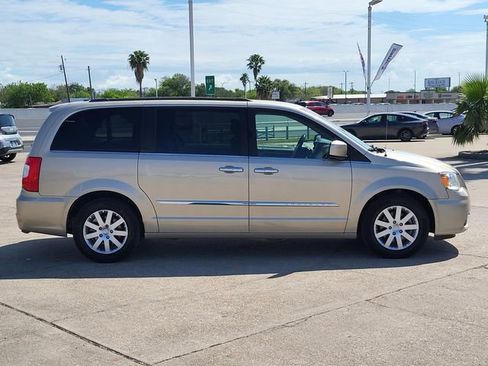 Used 2015 Chrysler Town & Country Touring w/ Driver Convenience Group image 24