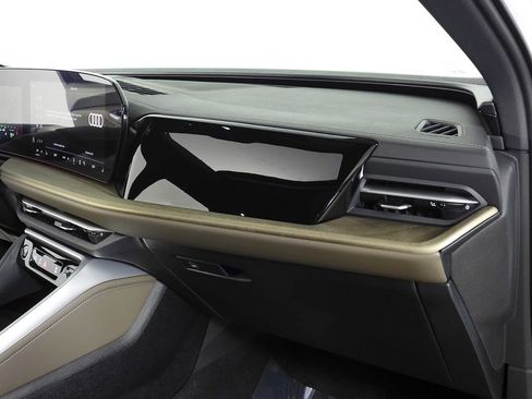 Used 2025 Audi Q5 Premium w/ Convenience Package image 14