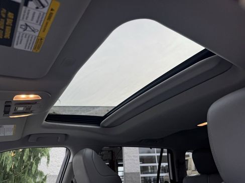 Used 2021 Toyota Highlander Limited image 15