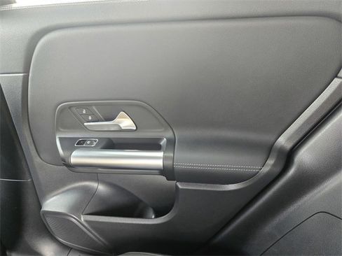 Used 2025 Mercedes-Benz GLA 250 4MATIC image 13
