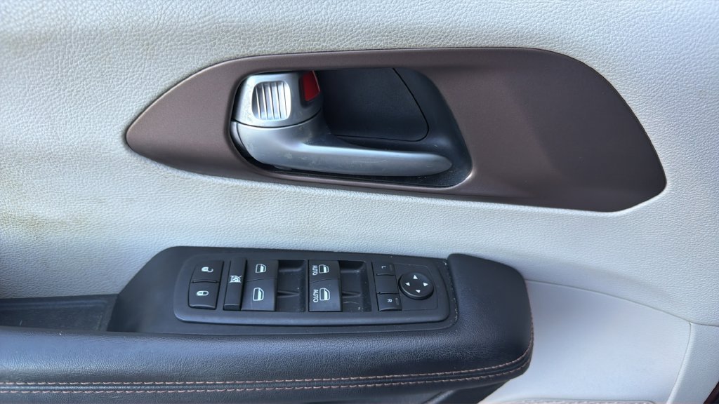 Used 2019 Chrysler Pacifica Touring-L w/ Advanced Safetytec Group FWD image 25