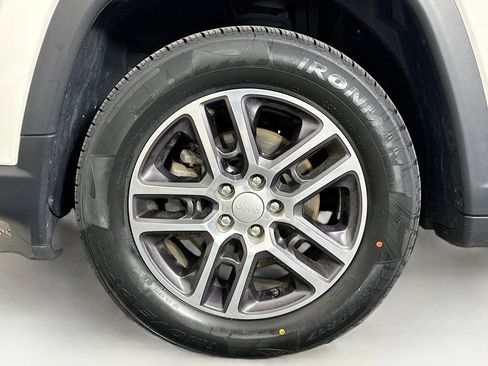 Used 2018 Jeep Compass Latitude w/ Popular Equipment Group FWD image 11