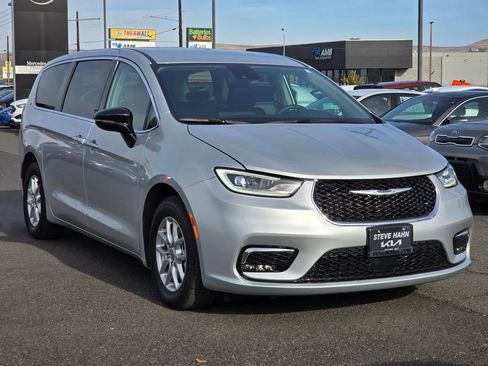 Used 2024 Chrysler Pacifica Touring-L image 7