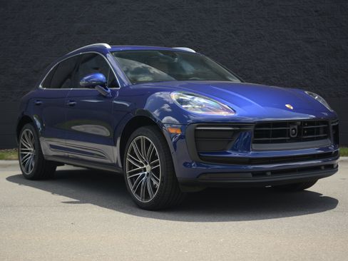 Certified 2026 Porsche Macan AWD/4WD image 9