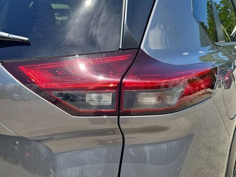 Used 2024 Nissan Rogue SV FWD image 8