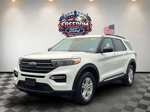 Used 2022 Ford Explorer XLT AWD/4WD image 2
