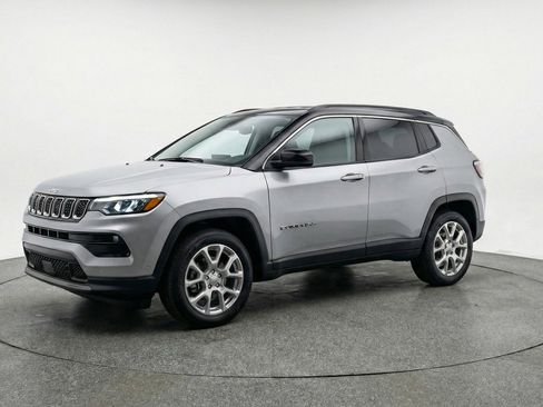 Used 2025 Jeep Compass Limited image 3