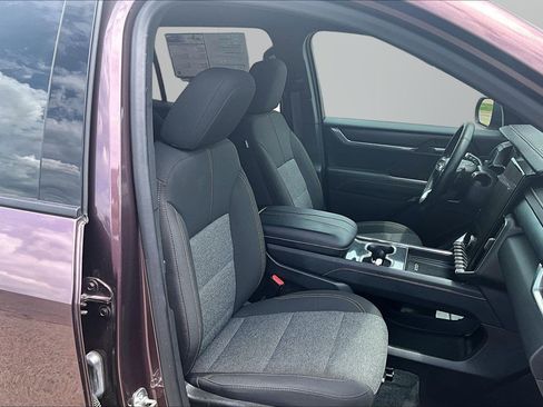 Used 2025 GMC Acadia Elevation FWD image 7