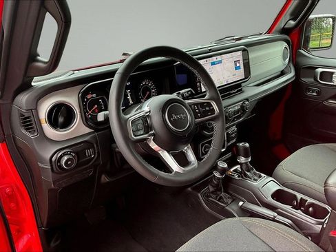 Used 2025 Jeep Wrangler Unlimited Sahara AWD/4WD image 16
