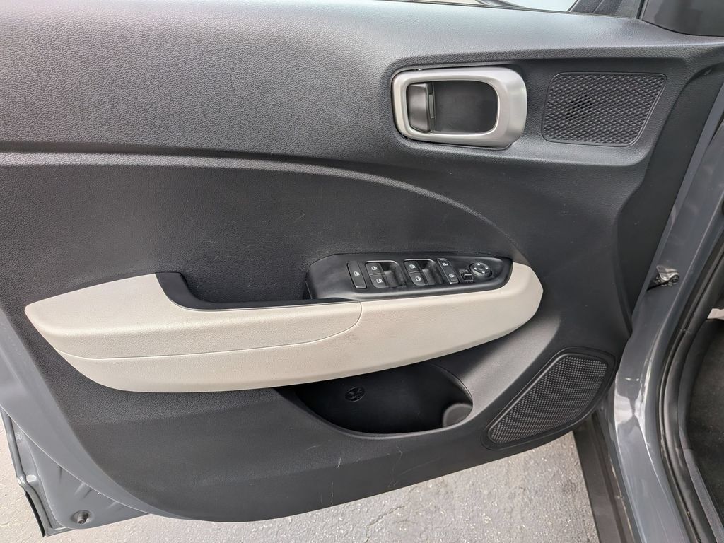 Used 2025 Hyundai Venue SEL FWD image 11