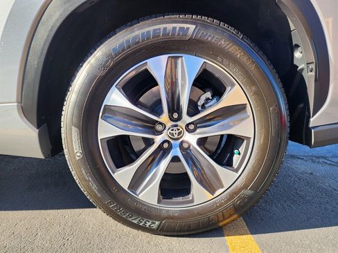 Used 2022 Toyota Highlander XLE image 19